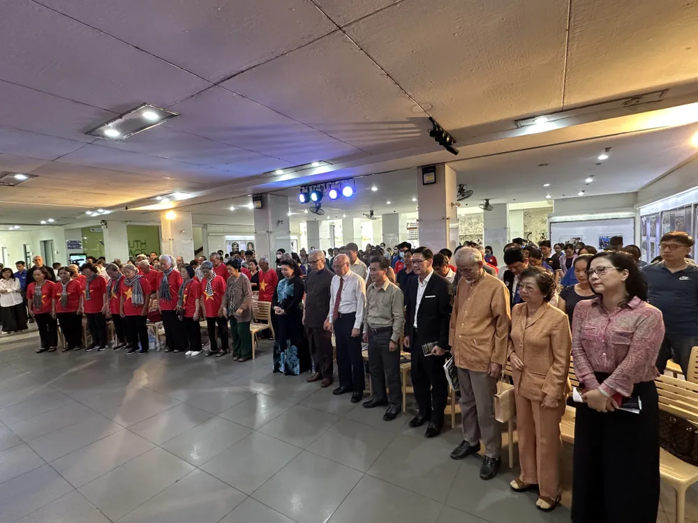 Các đại biểu và khách mời cùng mặc niệm tưởng nhớ các anh hùng liệt sĩ đã hy sinh để bảo vệ độc lập, tự do cho Tổ quốc