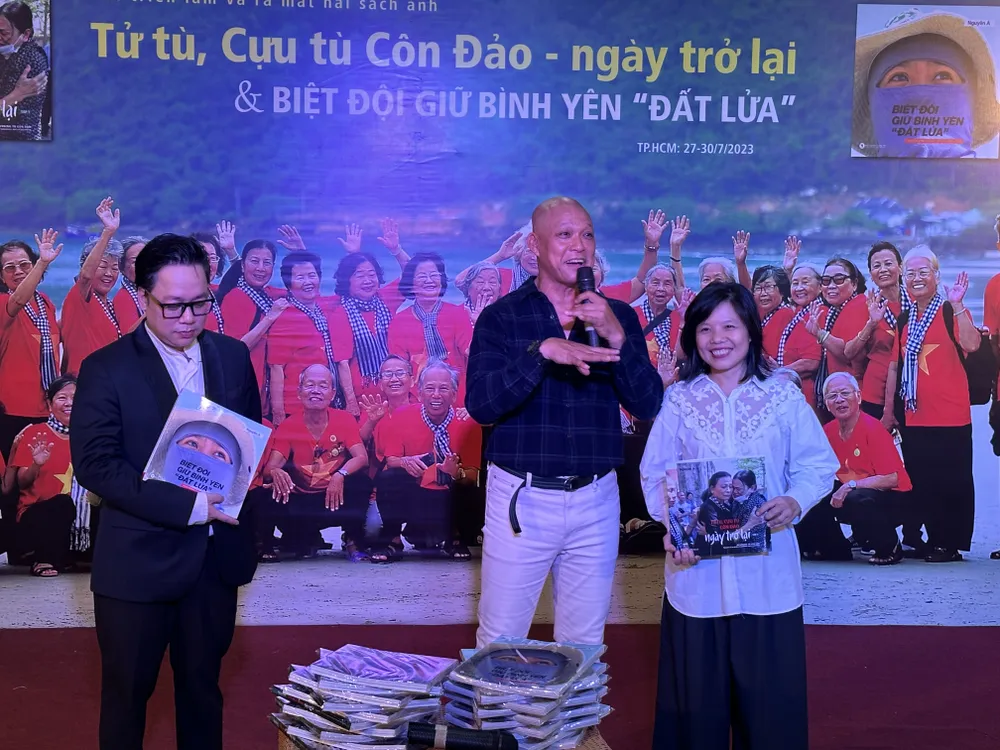 Nghệ sĩ nhiếp ảnh Nguyễn Á tri ân đến ê kíp thực hiện hai sách ảnh lần này. Bên cạnh là họa sĩ Hải Vân, người đảm nhận phần mỹ thuật cho hai ấn phẩm