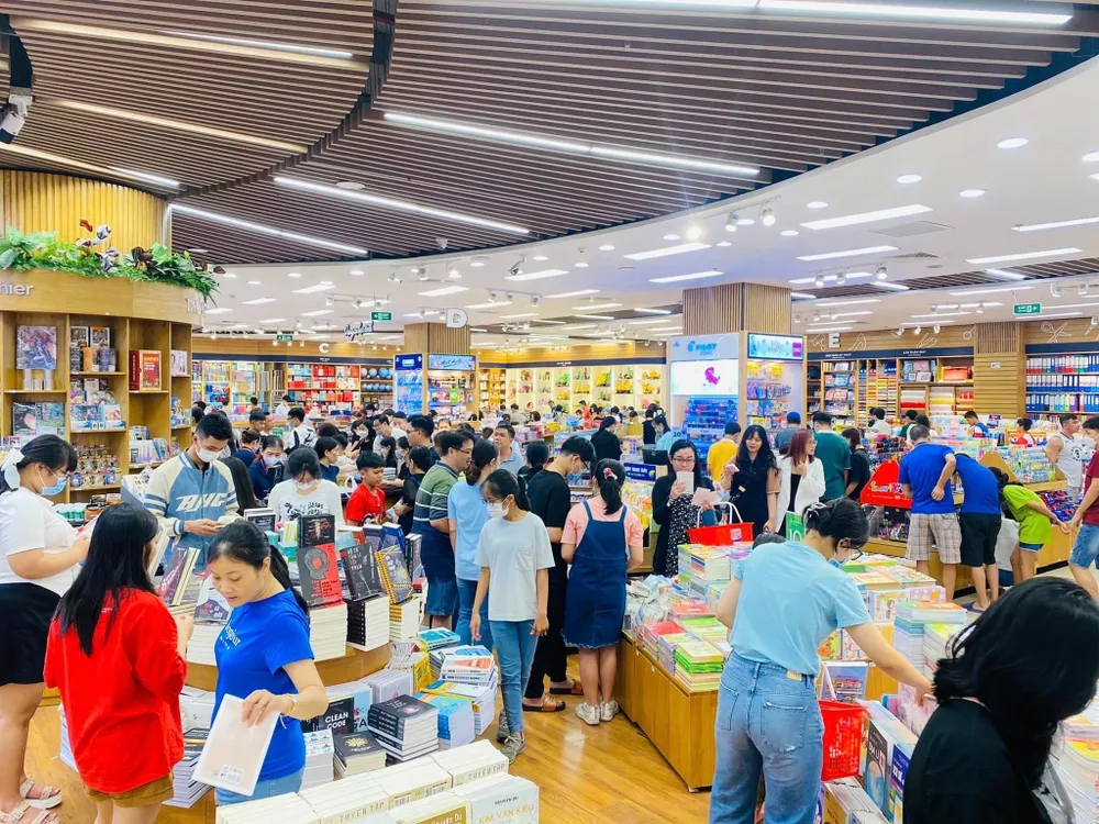 Phụ huynh và học sinh cùng đi nhà sách chuẩn bị sách và dụng cụ học tập cho năm học mới