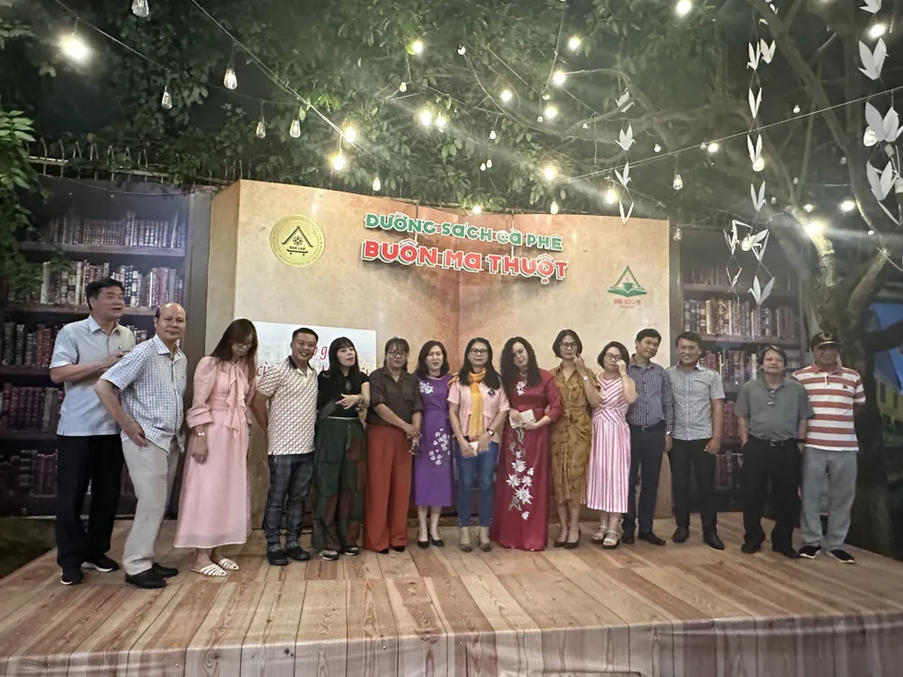 Các nhà thơ, nhà văn và người yêu thơ cùng chụp ảnh lưu niệm