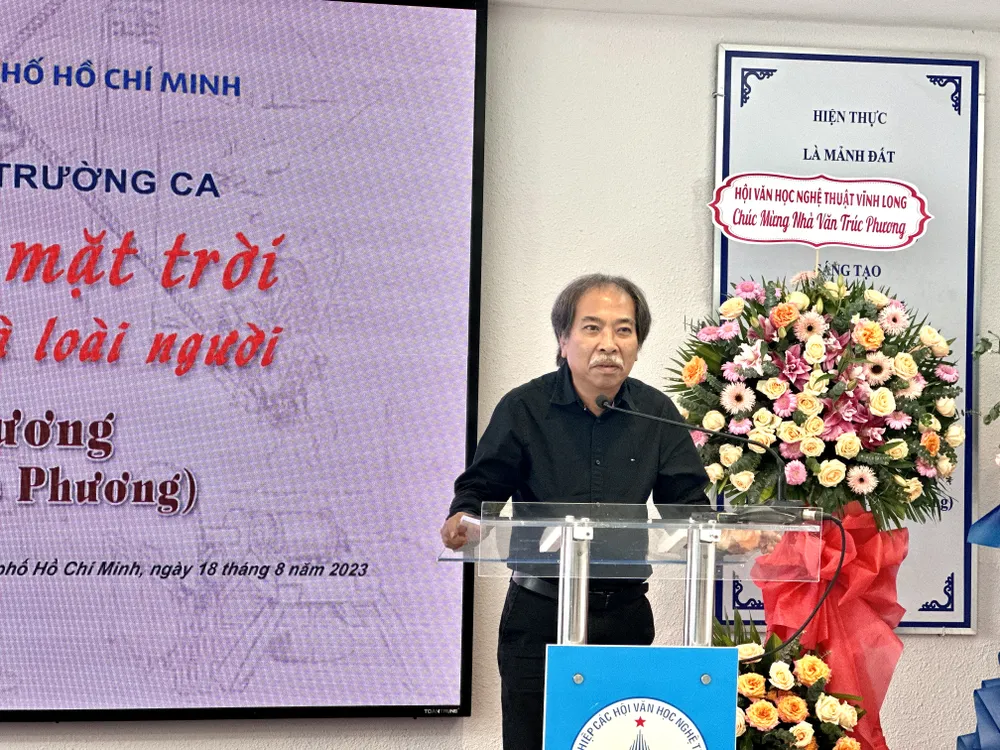 Nhà văn Nguyễn Quang Thiều gọi trường ca "Từ hai phía mặt trời" là cuộc hành hương kỳ vĩ của nhà văn Trúc Phương