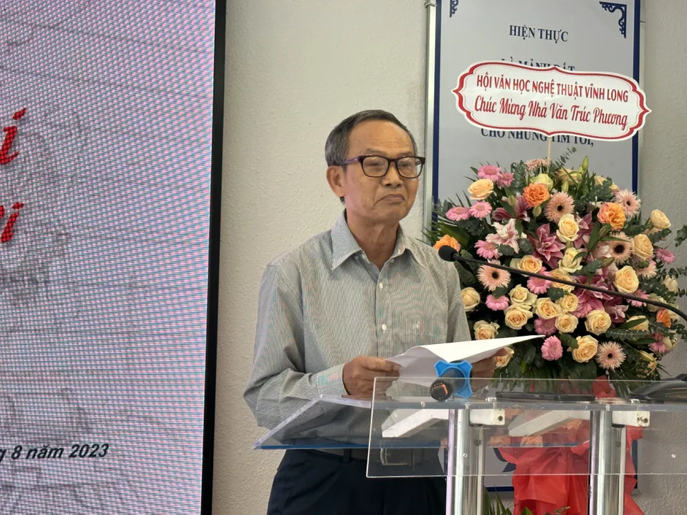 Nhà văn Đỗ Viết Nghiệm chia sẻ tại chương trình