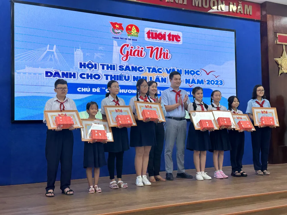 Trao giải cho các tác giả đoạt giải nhì