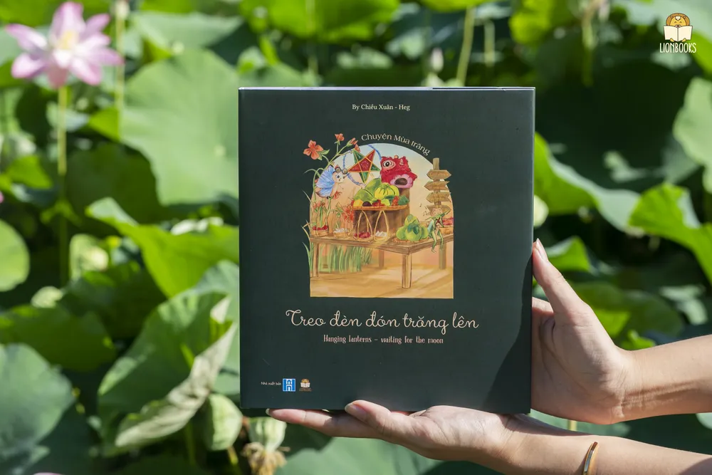 "Treo đèn đón trăng lên" là một “thế giới riêng” của các bạn côn trùng và động vật nhỏ, vừa thân thuộc, vừa mới lạ và vô cùng đáng yêu