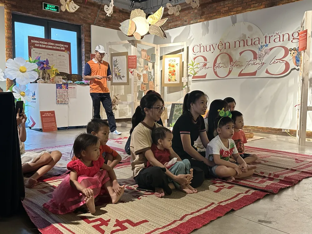 Phụ huynh và các em nhỏ háo hức xem hoạt cảnh "Rối cạn", mô phỏng câu chuyện "Treo đèn đón trăng lên"