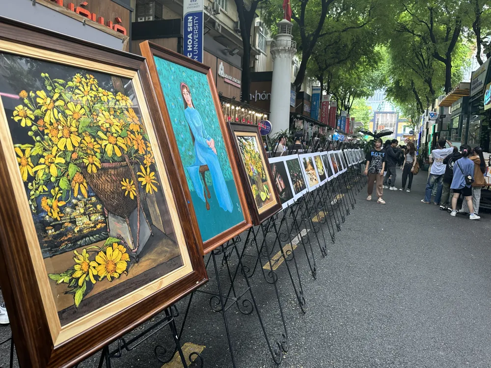 100 bức ảnh nghệ thuật về con người, văn hóa và vùng đất Tây Nguyên hiện đang được trưng bày tại Đường sách TPHCM