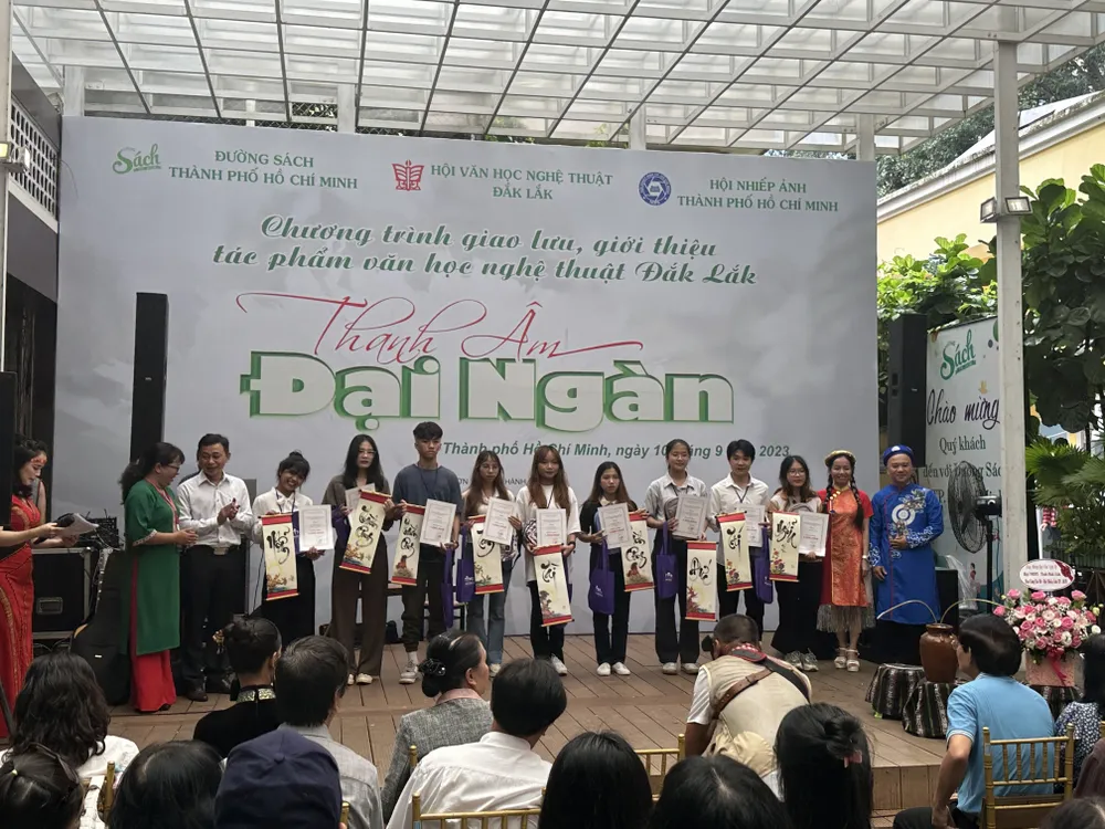 Ngoài giới thiệu những thành tựu về VHNT, chương trình "Thanh âm đại ngàn" còn trao tặng 23 suất học bổng cho sinh viên Đắk Lắk, Gia Lai hiện đang học tập tại TPHCM