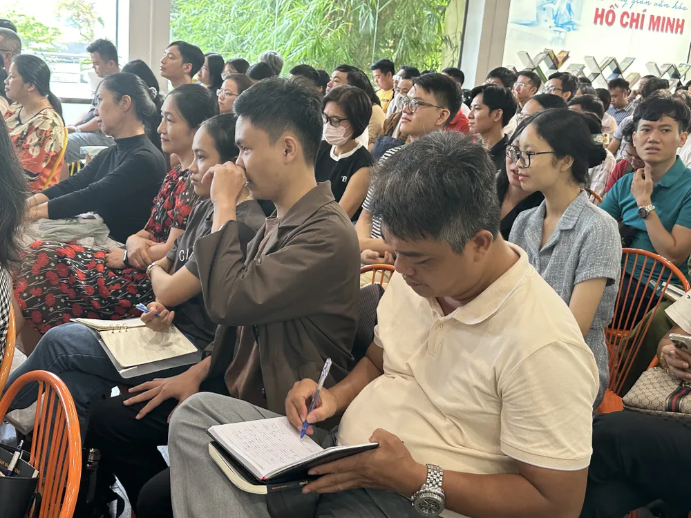 Bạn đọc chăm chú ghi lại những chia sẻ quý giá của GS Phan Văn Trường Bạn đọc chăm chú ghi lại những chia sẻ quý giá của GS Phan Văn Trường