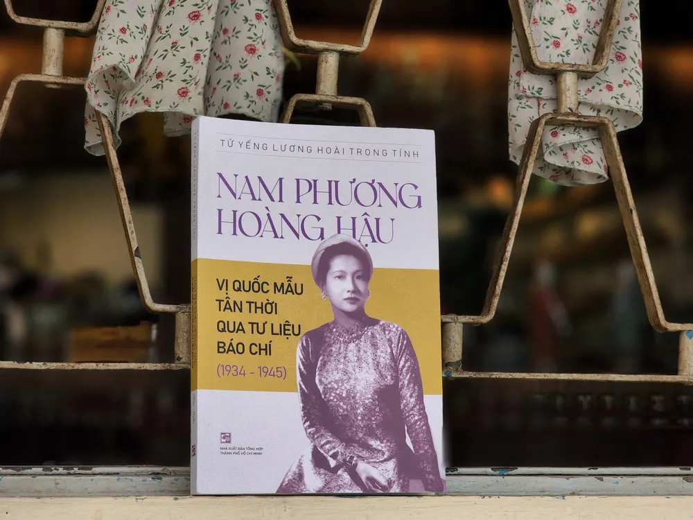 Ấn phẩm "Nam Phương Hoàng hậu - Vị quốc mẫu tân thời qua tư liệu báo chí (1934 - 1945)" vừa được NXB Tổng hợp TPHCM ra mắt bạn đọc