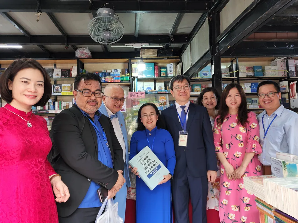Thành viên Hiệp hội Xuất bản Đông Nam Á tham quan gian hàng của NXB Tổng hợp TPHCM Thành viên Hiệp hội Xuất bản Đông Nam Á tham quan gian hàng của NXB Tổng hợp TPHCM