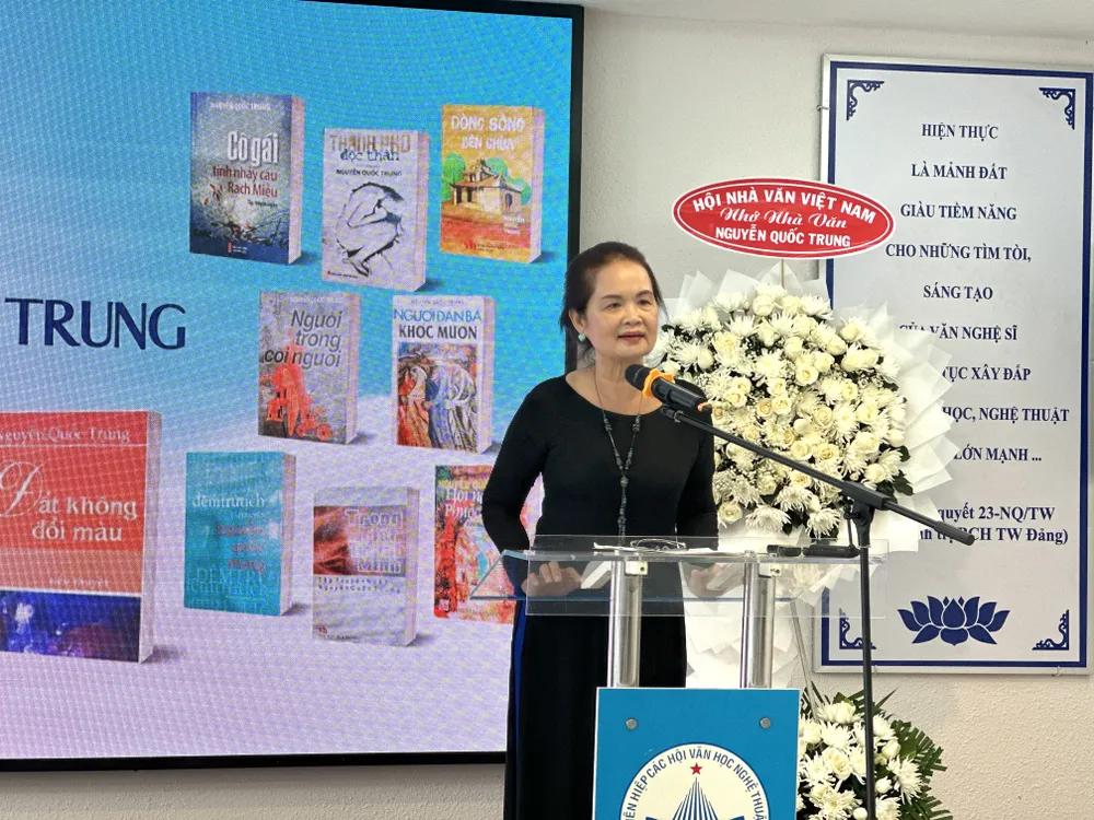 Nhà văn Bích Ngân, Chủ tịch Hội Nhà văn TPHCM phát biểu tại chương trình