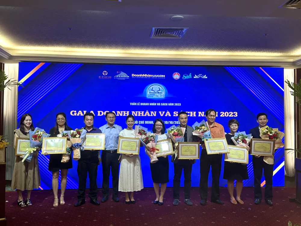 Ông Lâm Đình Thắng, Giám đốc Sở TT-TT trao giấy chứng nhận cho các cá nhân và đơn vị lọt danh sách 10 quyển sách kinh doanh đáng đọc năm 2023