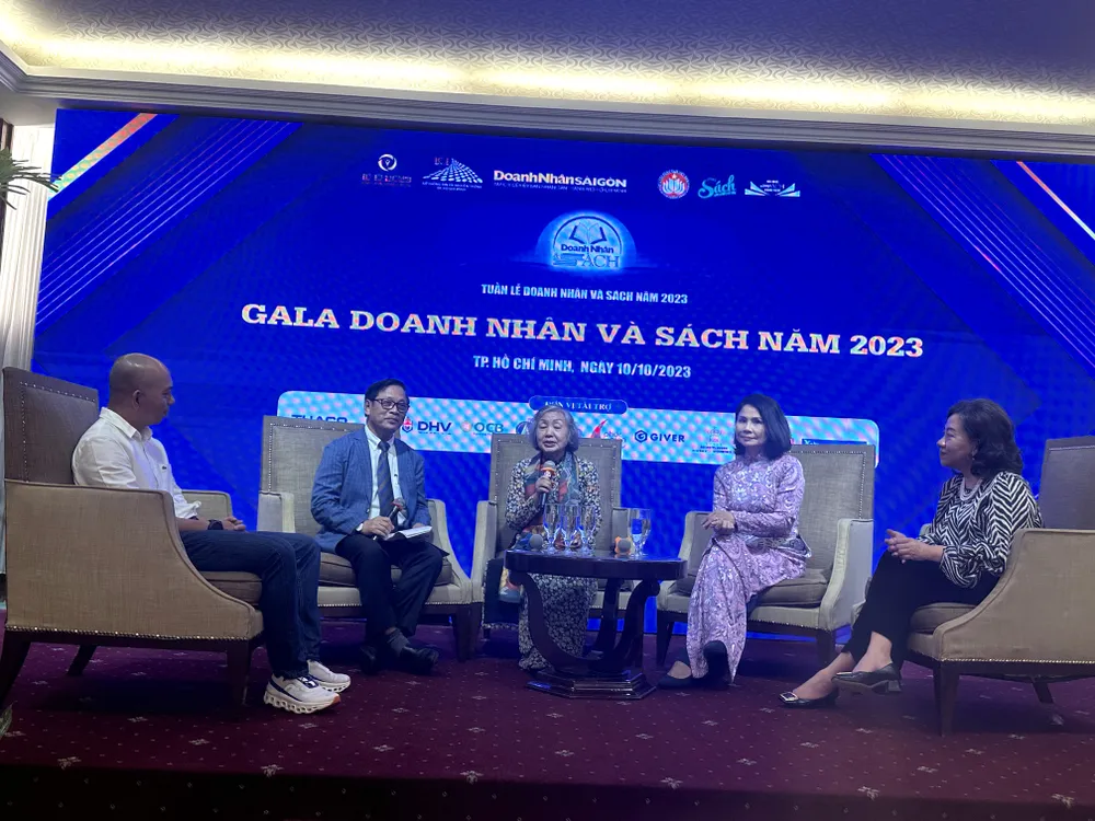 Ông Lê Hoàng (thứ 2 từ trái sang) cùng các khách mời tại chương trình giao lưu "Doanh nhân viết sách - Câu chuyện hãy tin vào chính mình"