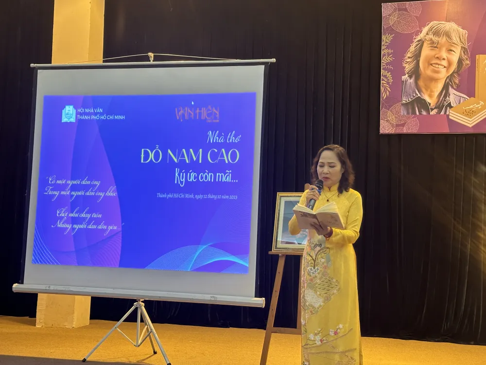 NSND Thúy Mùi diễn ngâm bài thơ "Gửi quần đảo Trường Sa" của nhà thơ Đỗ Nam Cao