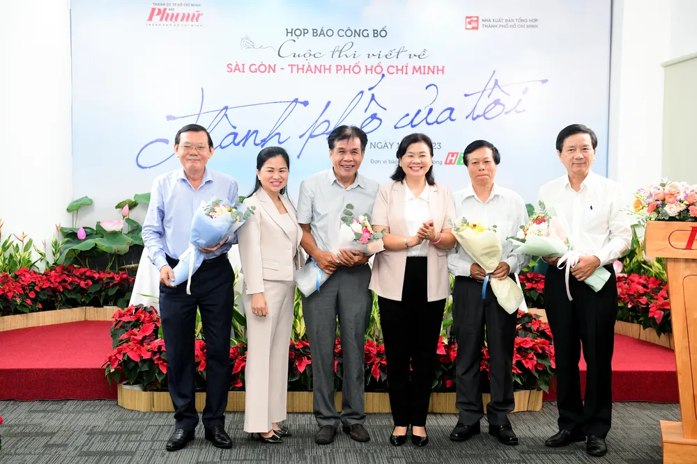 Các thành viên của hội đồng chung khảo. Từ trái qua: ông Nguyễn Tấn Phong, bà Phạm Thị Vân Anh, ông Lê Minh Quốc, bà Lý Việt Trung, PGS-TS Nguyễn Minh Hòa và PGS-TS Đoàn Lê Giang. Ảnh: BTC