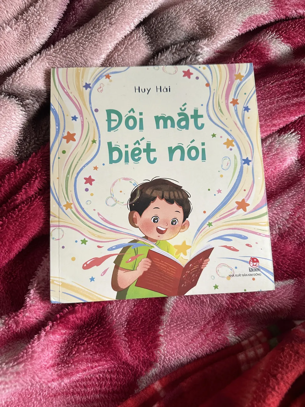 "Đôi mắt biết nói" là tác phẩm văn học dành cho thiếu nhi đầu tiên đến từ tác giả 9X Huy Hải "Đôi mắt biết nói" là tác phẩm văn học dành cho thiếu nhi đầu tiên đến từ tác giả 9X Huy Hải