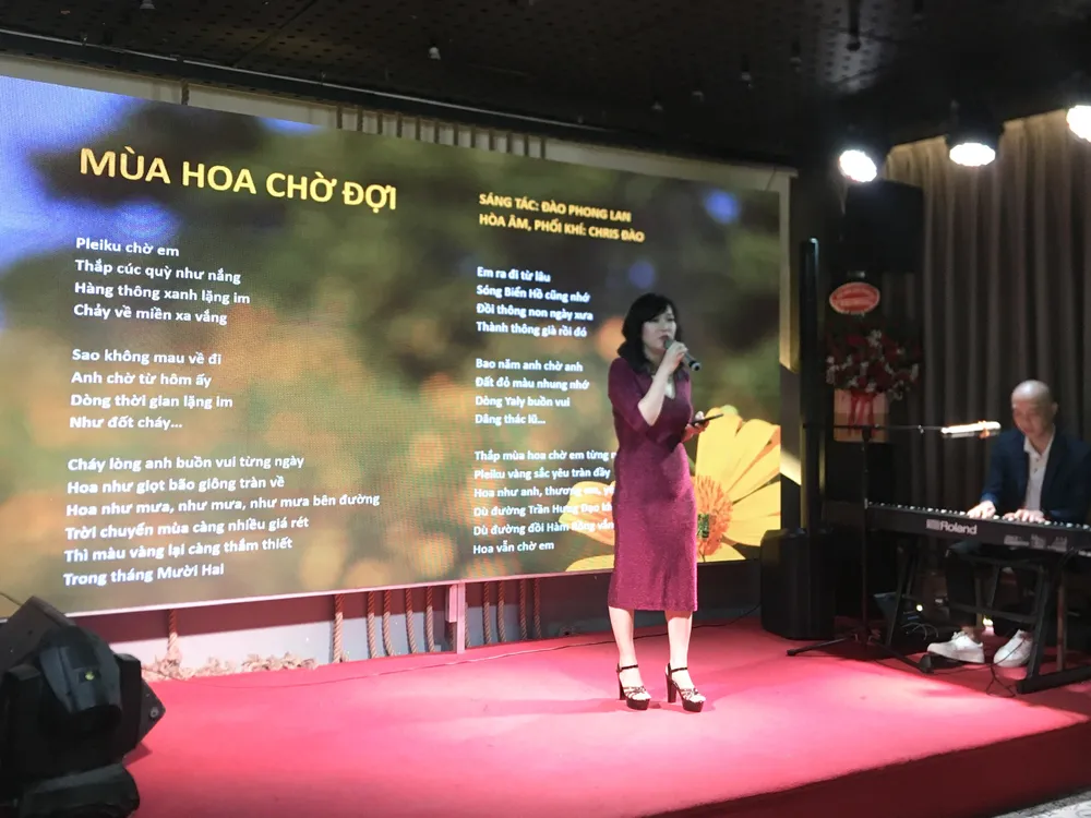 Nhà thơ Đào Phong Lan trình bày ca khúc "Mùa hoa chờ đợi", do chính chị phổ nhạc từ bài thơ cùng tên của mình. Ảnh: THANH TRÚC