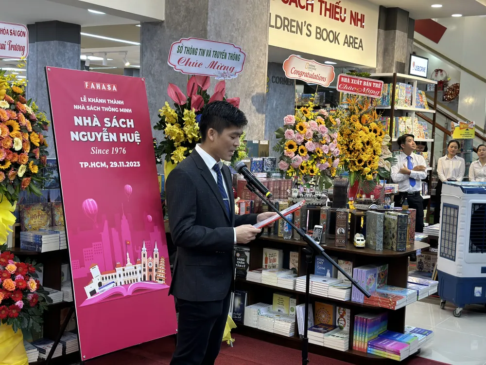 Ông Phạm Nam Thắng, Quyền Tổng Giám đốc Fahasa phát biểu tại lễ khánh thành Ông Phạm Nam Thắng, Quyền Tổng Giám đốc Fahasa phát biểu tại lễ khánh thành