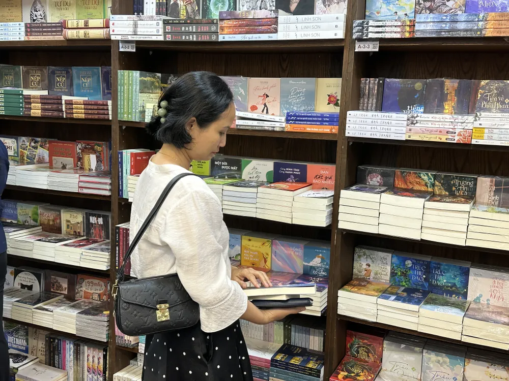 Bạn đọc tìm mua sách tại nhà sách Fahasa Nguyễn Huệ Bạn đọc tìm mua sách tại nhà sách Fahasa Nguyễn Huệ