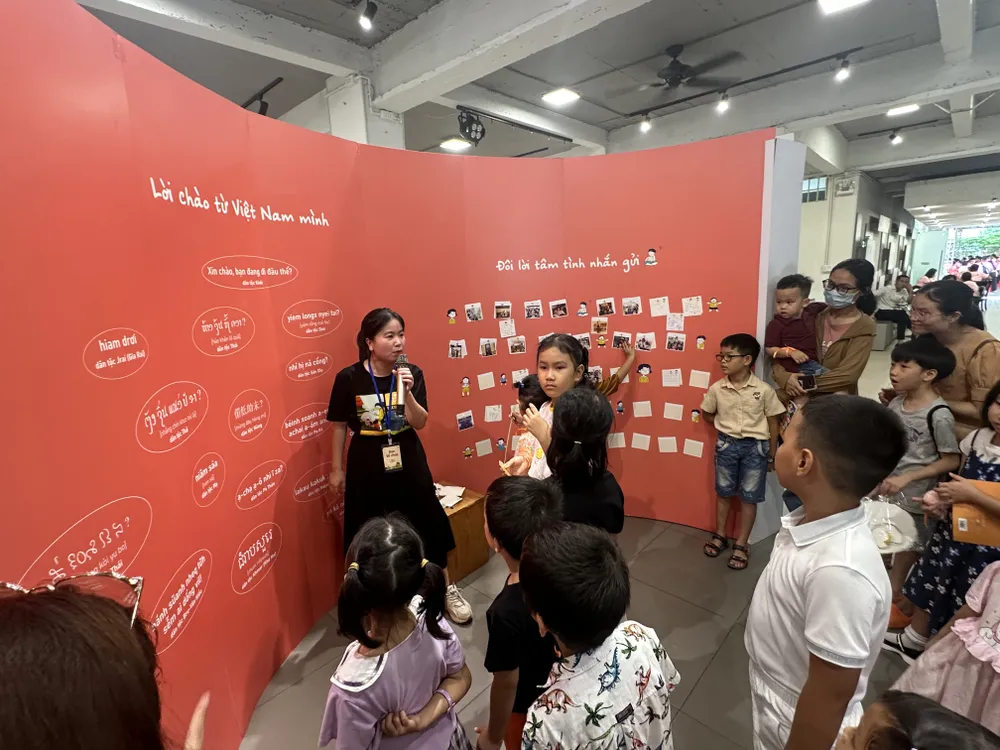 Chị Nguyễn Thị Chiều Xuân giới thiệu đến các em nhỏ những lời chào đến từ các cộng đồng của Việt Nam