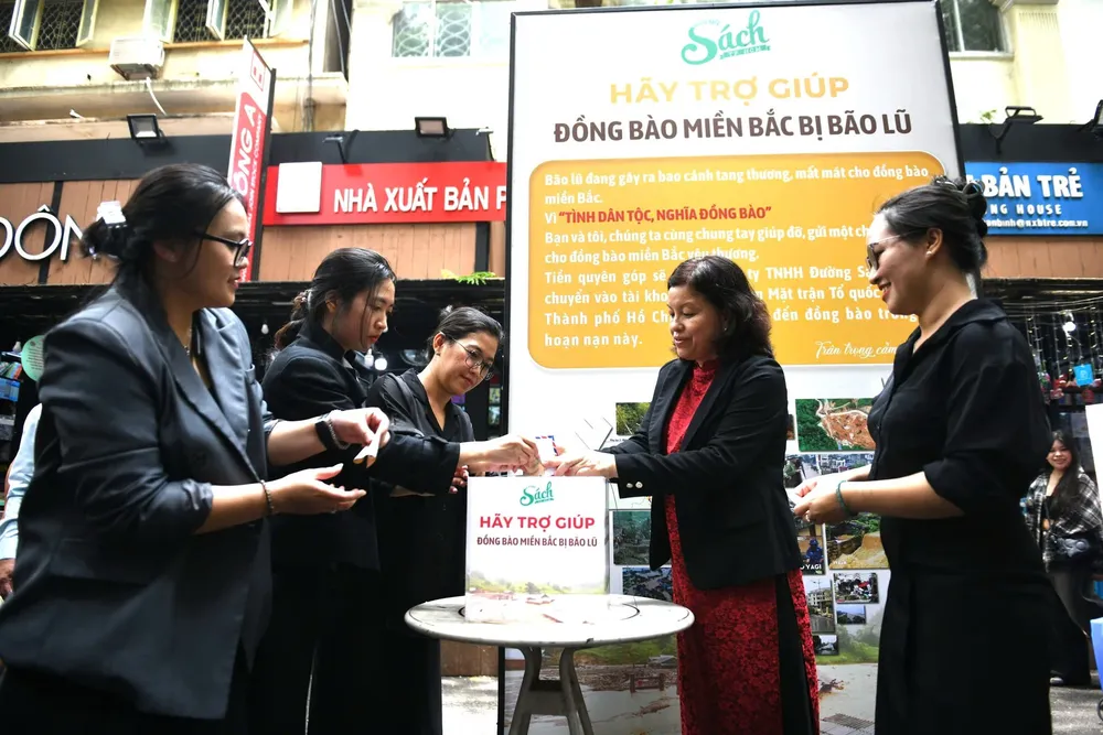 Bạn đọc quyên tiền ủng hộ đồng bào chịu thiệt hại do bão tại Đường sách TP.HCM. Ảnh_ Duy Hiệu..jpg