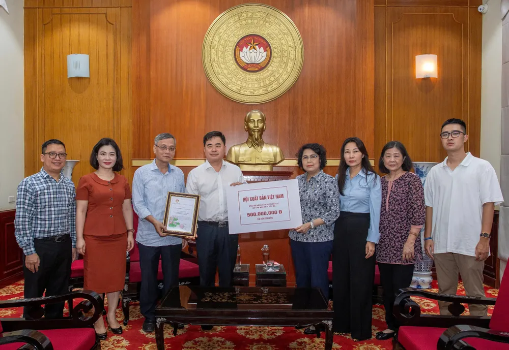 Hội Xuất bản Việt Nam trao tặng hiện kim cho Mặt trận Tổ quốc Việt Nam.jpg