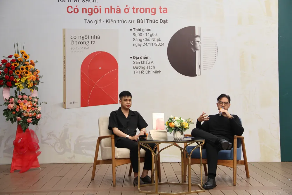 Host Trọng Khang bên trái, KTS Huỳnh Thúc Đạt bên phải.jpg