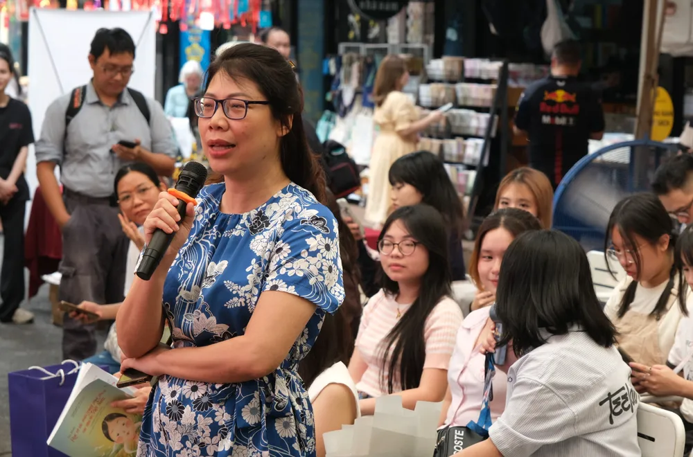 Bà Nguyễn Thị Quỳnh Nga - Giám đốc Chi nhánh NXB Chính trị Quốc gia Sự Thật tại TPHCM chia sẻ cảm nhận về sách .PNG