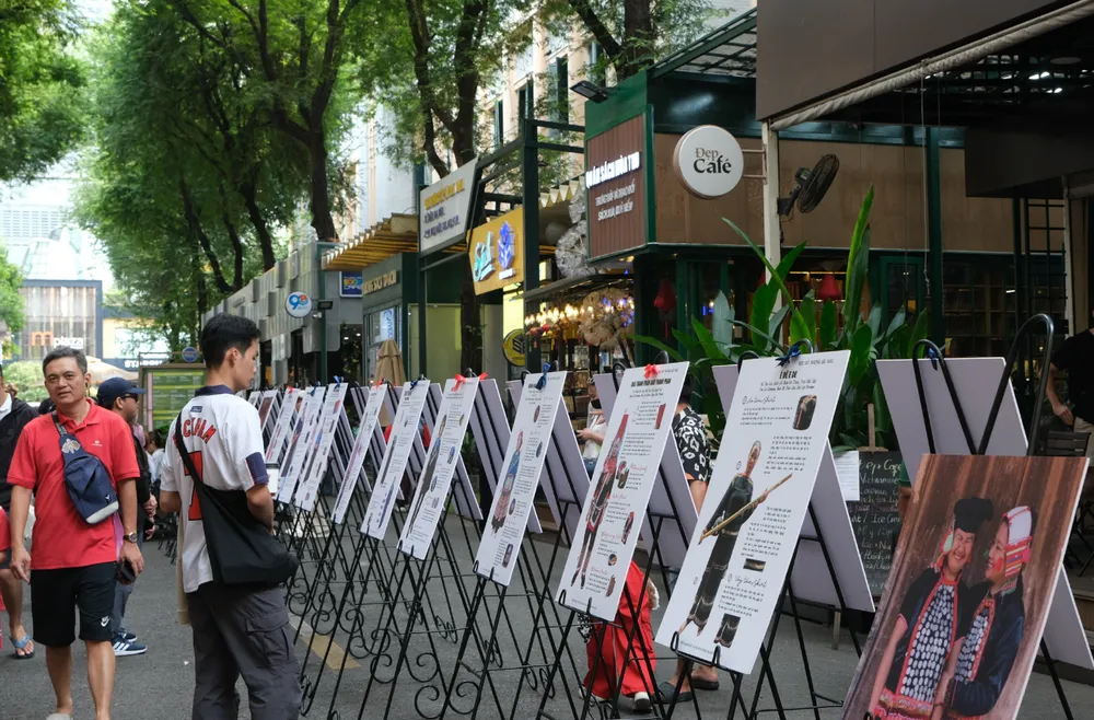 Không gian triển lãm ảnh tại buổi ra mắt sách .PNG