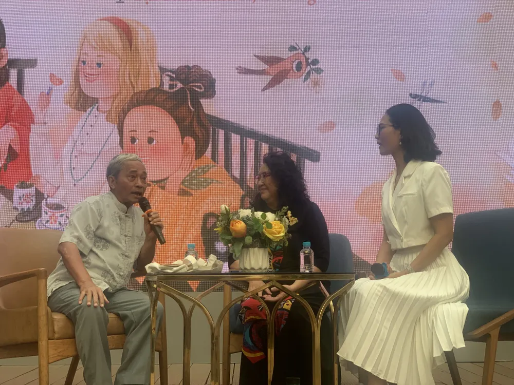 Nhà báo, nhà thơ Trần Quốc Toàn giao lưu cùng nhà văn Gia Bảo.JPG