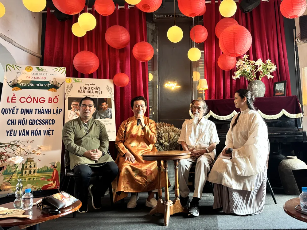 Đạo diễn lồng tiếng Đạt Phi chia sẻ về các phương thức truyền tải lịch sử đến người trẻ.JPG