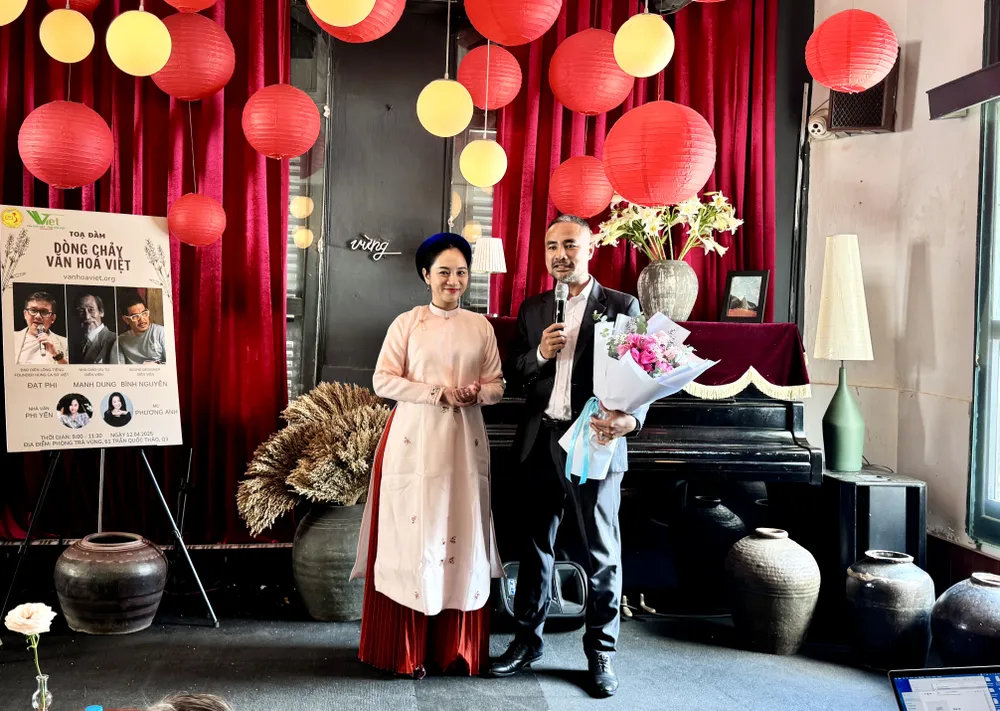 Nhà văn Phi Yến nhận quyết định công nhận ra mắt CLB Yêu Văn Hoá Việt.JPG