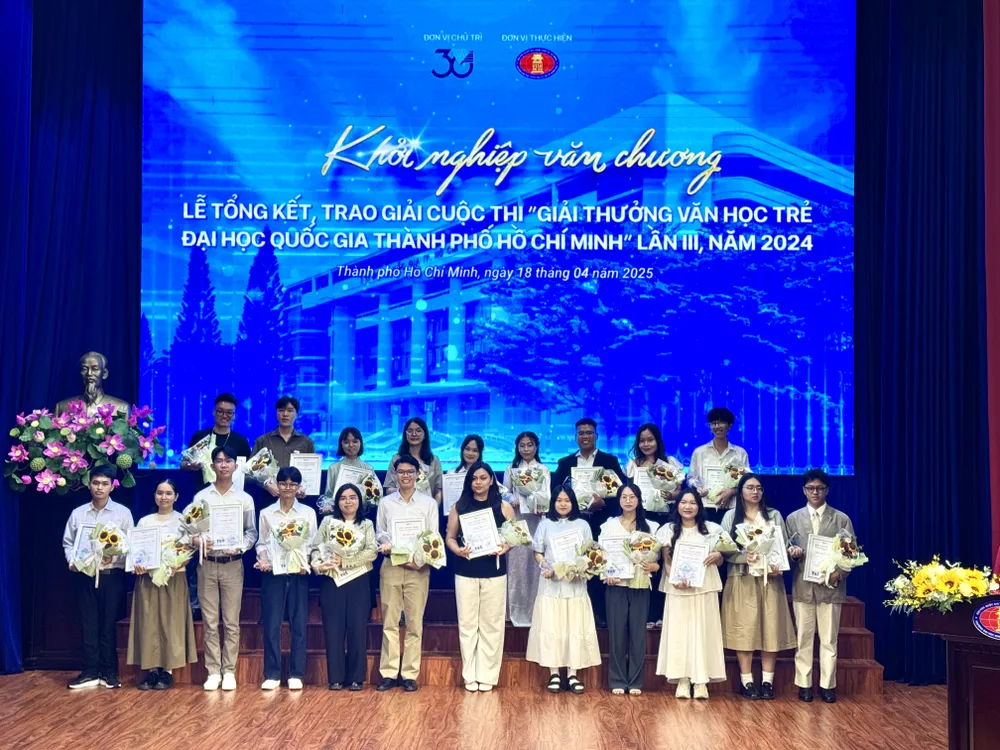 Các thí sinh đạt giải trong cuộc thi Giải thưởng Văn học trẻ ĐHQG-HCM lần III – năm 2024.JPG