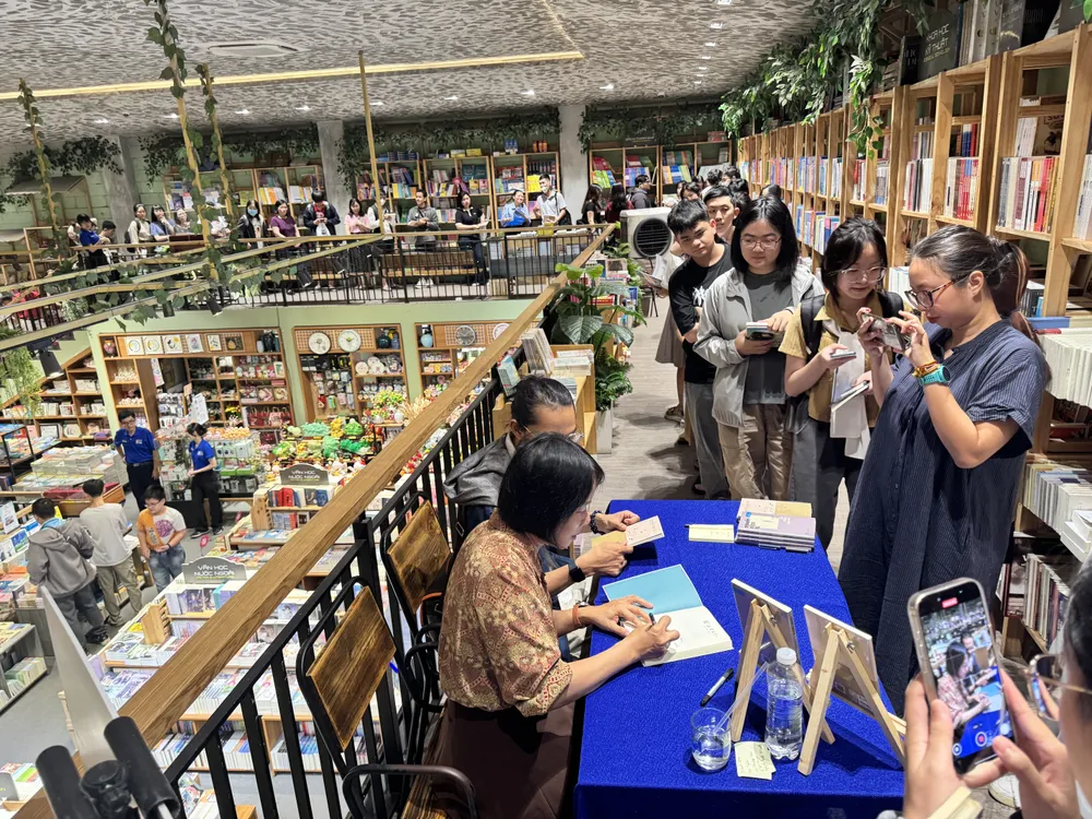 Bạn đọc xếp hàng dài đợi đến lượt ký tặng sách.JPG