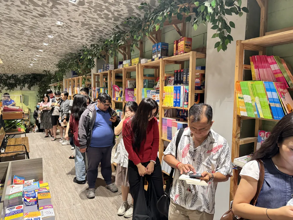 Người hâm mộ nhà văn thuộc mọi độ tuổi .JPG