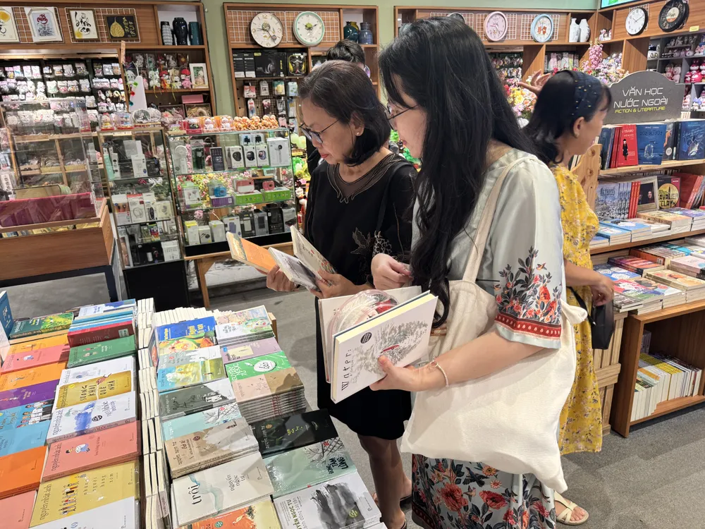 Nhiều bạn đọc tranh thủ mua thêm sách để nhà văn ký tặng .JPG