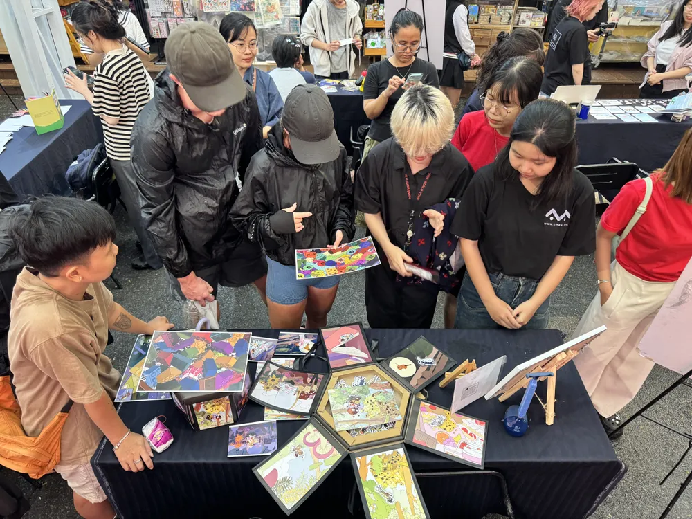 Các ấn phẩm thu hút sự quan tâm của nhiều bạn trẻ.JPG