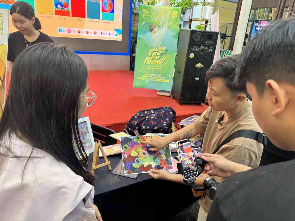 Các nhóm giới thiệu sản phẩm của mình.JPG