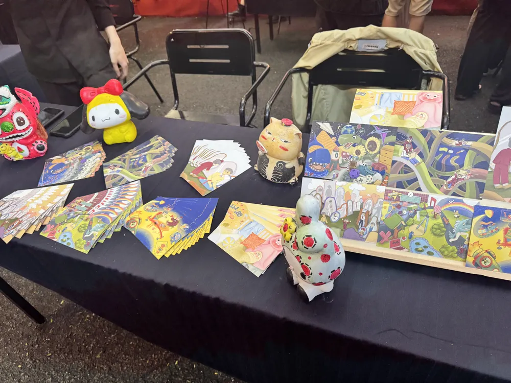 Không gian trưng bày sản phẩm của nhóm Hành tinh bò với tác phẩm “Bảo tàng tuổi thơ”.JPG