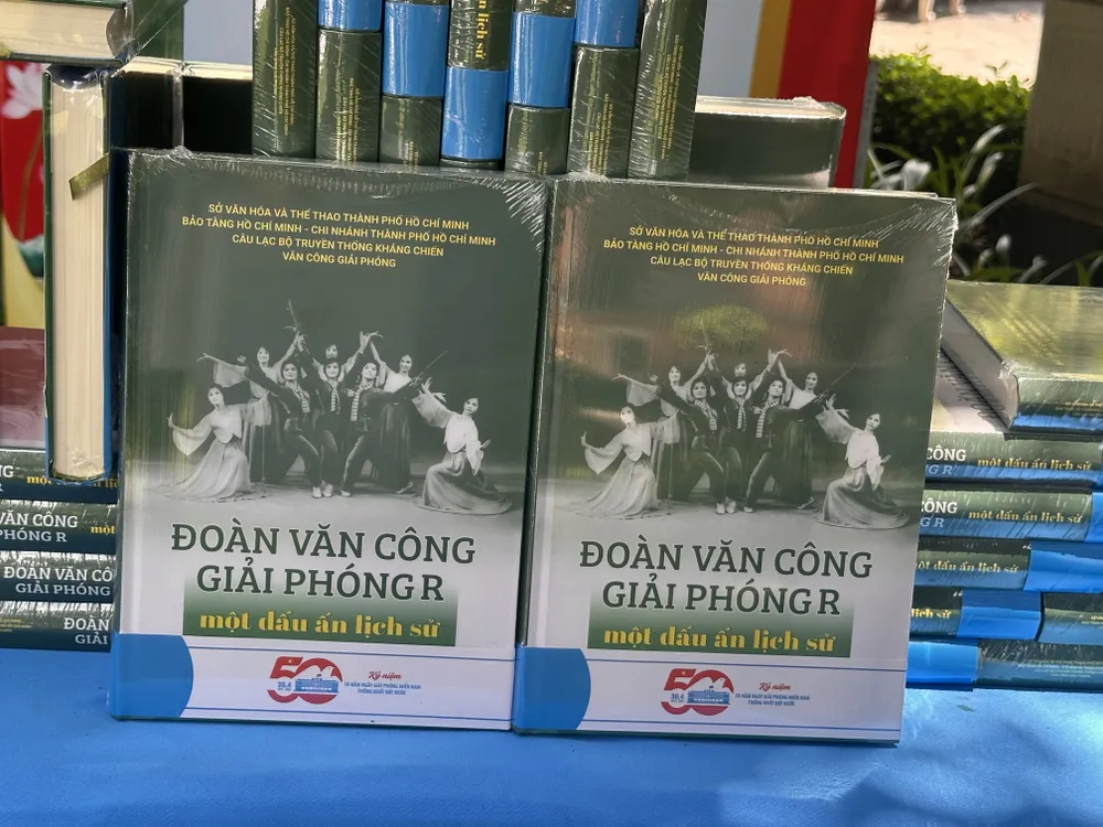 Ấn phẩm "Đoàn Văn công Giải phóng R - Một dấu ấn lịch sử"