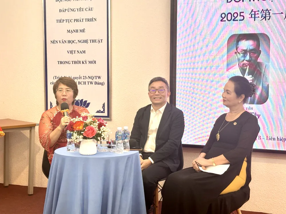 Từ phải qua: nhà văn Bích Ngân, nhà văn Đông Tây và dịch giả Nguyễn Lệ Chi