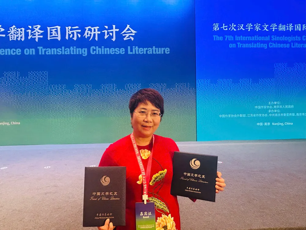 Dich gia Nguyen Le Chi nhan giai 05.jpg