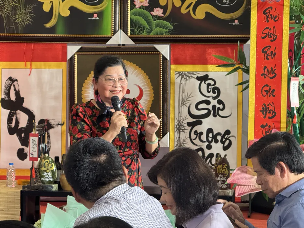 Thạc sỹ Huỳnh Thị Kim Hương – Tổng Thư ký Hội đồng Khoa học Viện Nghiên cứu Phát triển Phương Đông chia sẻ tại buổi giao lưu.JPG