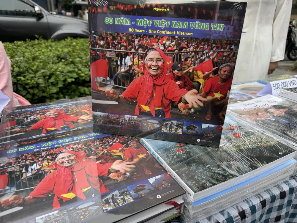 “80 năm – Một Việt Nam vững tin” là ấn phẩm thứ 24 được xuất bản của Nhiếp ảnh gia Nguyễn Á.JPG