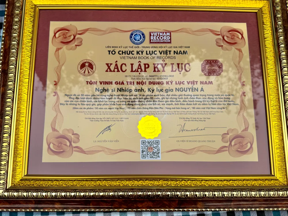 Nhiếp ảnh gia Nguyễn Á nhận kỷ lục với nội dung_ “Người đã có 30 năm gắn bó cùng nghệ thuật Nhiếp ảnh với 24 ấn phẩm xuất bản, đạt nhiều giải thưởng quan trọng trong nước và qu.JPG