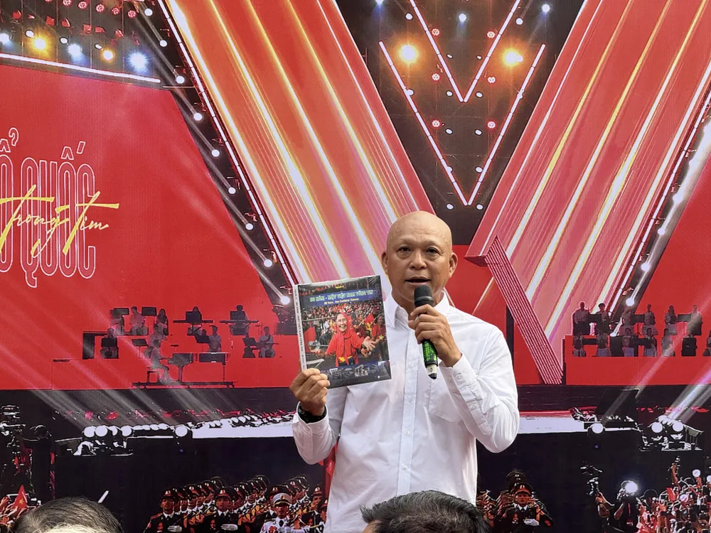 Quyển sách ảnh lần này đánh dấu cột mốc quan trọng trong hành trình làm nghề của nhiếp ảnh gia Nguyễn Á.JPG