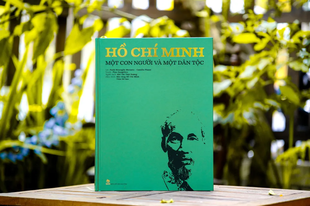 Ho Chi Minh - Mot con nguoi va mot dan toc.JPG