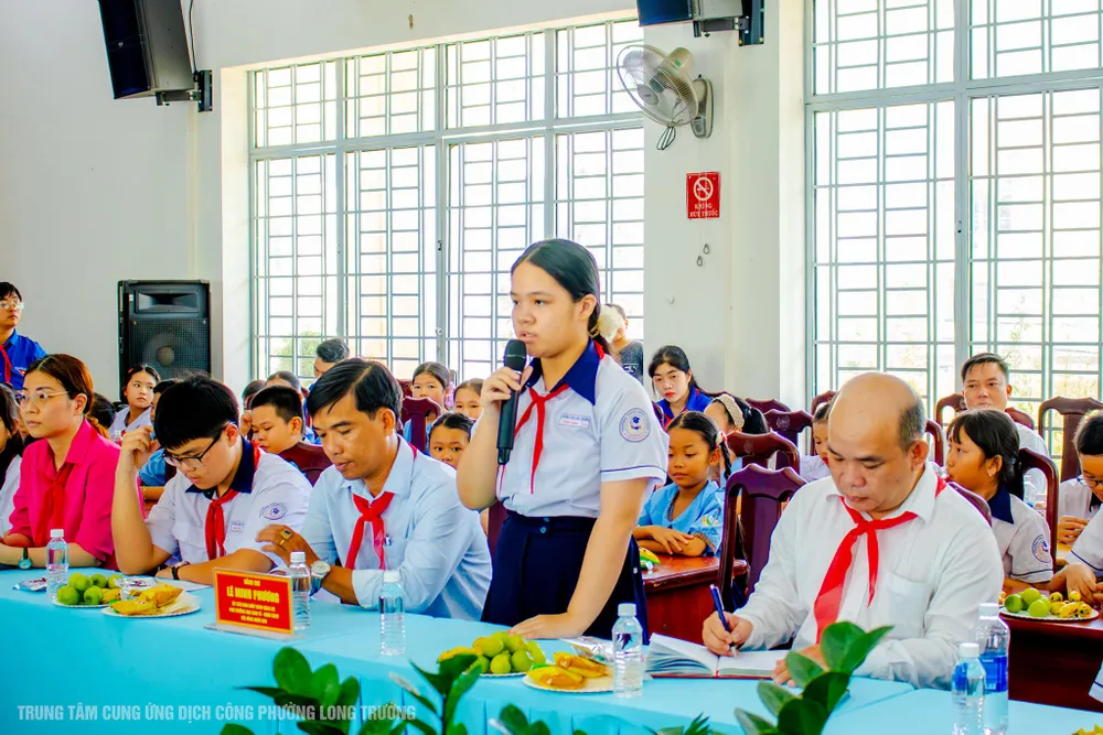Hoc sinh truong THCS Long Truong