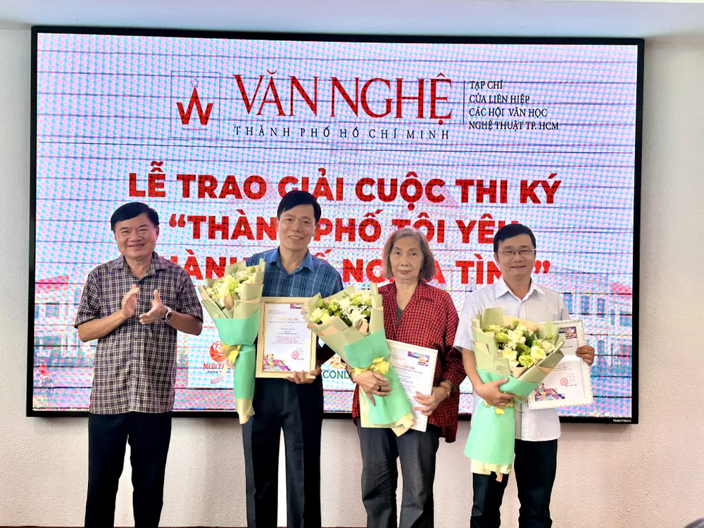 nha van bui anh tan