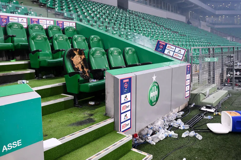 Bị chính CĐV nhà tấn công pháo sáng, cầu thủ 'ám ảnh suốt đời' ảnh 3